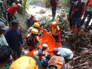 Basarnas evakuasi korban hanyut di Sungai Bogowonto Wonosobo. (dok Basarnas)
