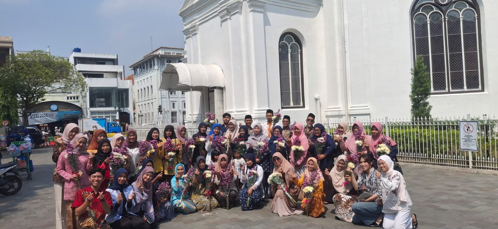 Anggota Komisi D DPRD Kota Semarang, Siti Roika, bersama warga Rejosari menggelar kegiatan merangkai bunga di Gedung Oudetrap. (dok Istimewa)