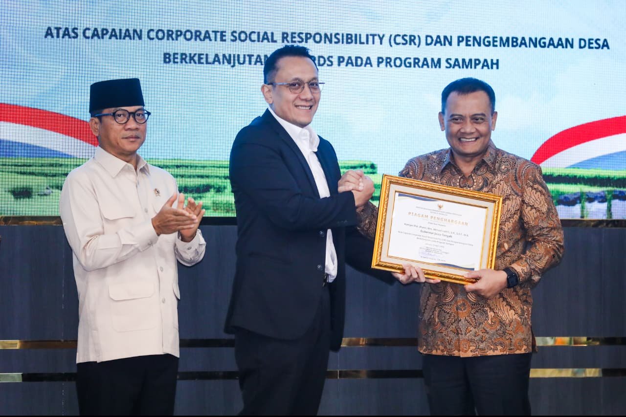 Gubernur Jawa Tengah, Ahmad Luthfi saat menerima penghargaan PDB Award 2026. (dok Pemprov Jateng)