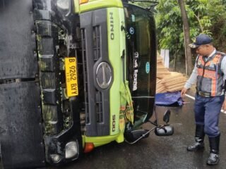 Kecelakaan Truk di tanjakan Silayur, Kota Semarang. (dok Istimewa)