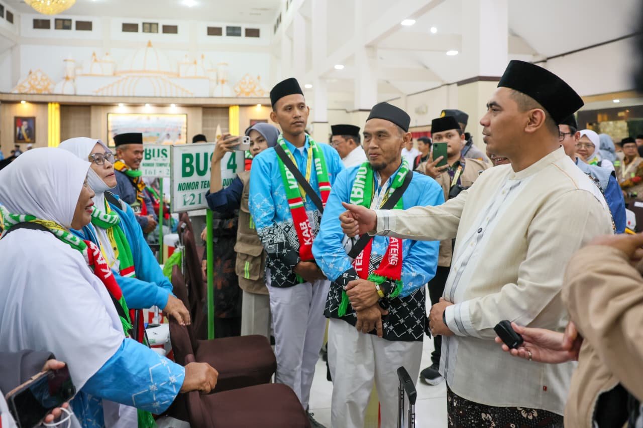 Wakil Gubernur Jawa Tengah, Taj Yasin saat melepas kloter haji di Kabupaten Boyolali. (dok Pemprov Jateng)