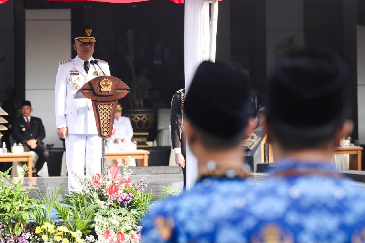 Gubernur Jawa Tengah, Ahmad Luthfi saat memimpin upacara peringatan Hari Otonomi Daerah di Halaman Kantor Gubernur Jawa Tengah. (dok Pemprov Jateng)