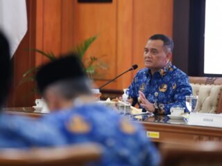 Gubernur Jawa Tengah, Ahmad Luthfi saat memimpir RUPS tiga unit BUMD Provinsi Jawa Tengah. (dok Pemprov Jateng)