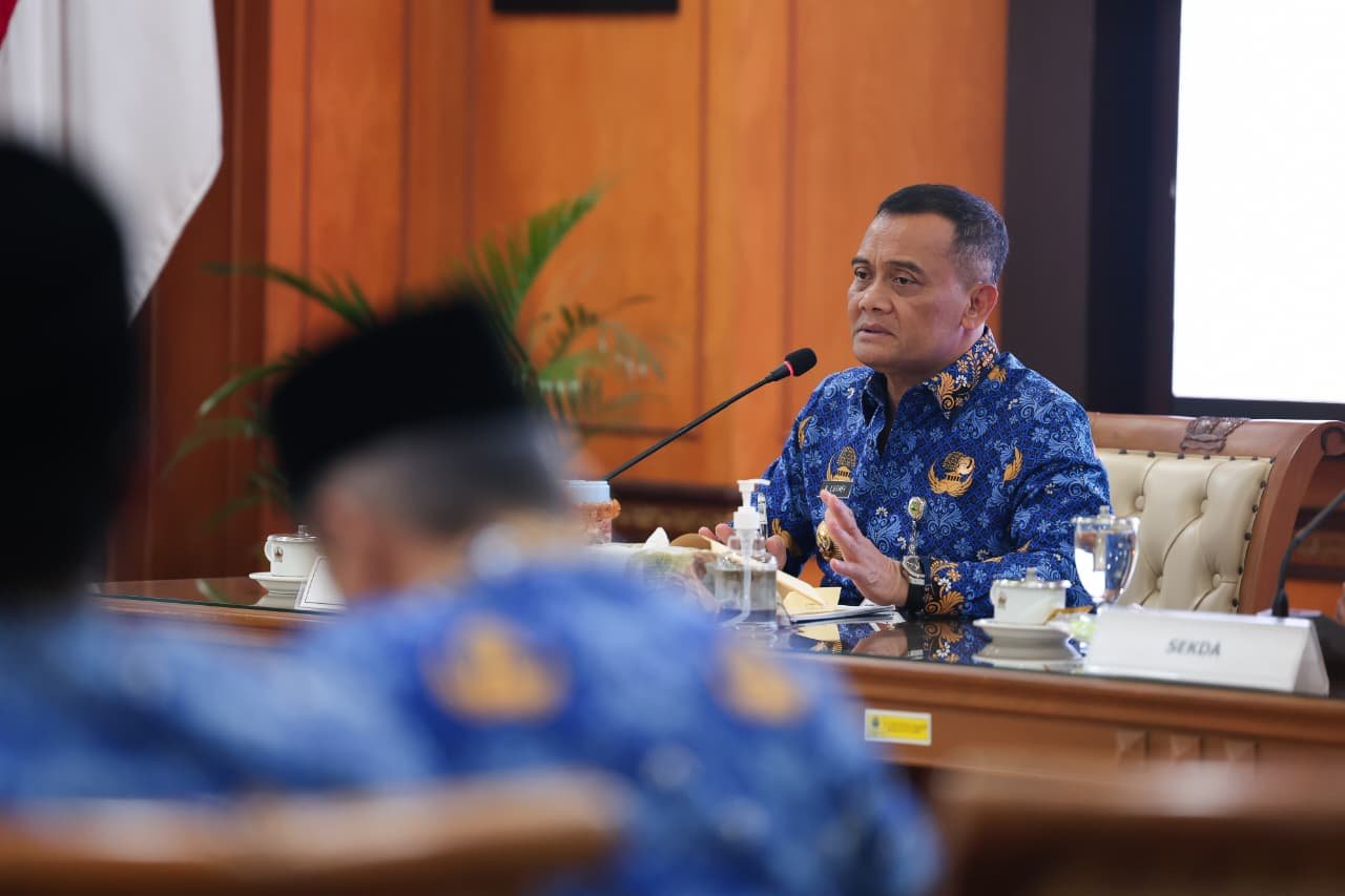 Gubernur Jawa Tengah, Ahmad Luthfi saat memimpir RUPS tiga unit BUMD Provinsi Jawa Tengah. (dok Pemprov Jateng)