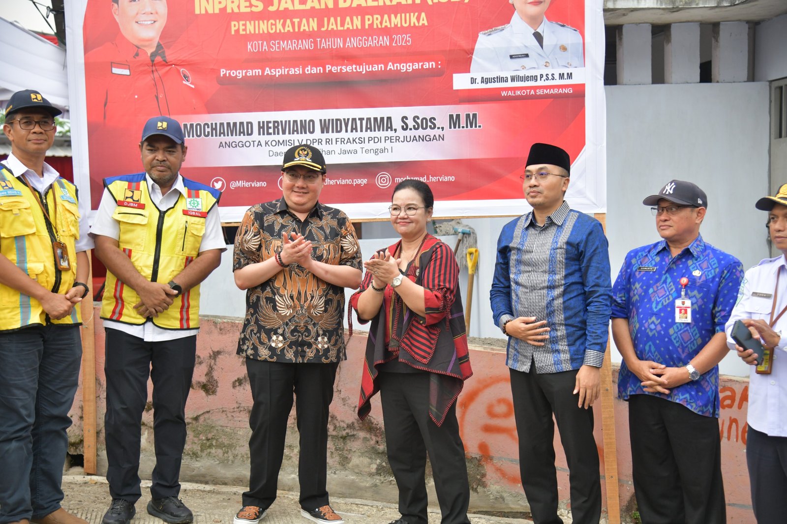 Wali Kota Semarang, Agustina Wilujeng Pramestuti saat mendampingi Komisi V DPR RI, Mochamad Herviano Widyatama saat meninjau Jalan Pramuka, Kelurahan Pudakpayung. (dok Pemkot Semarang)
