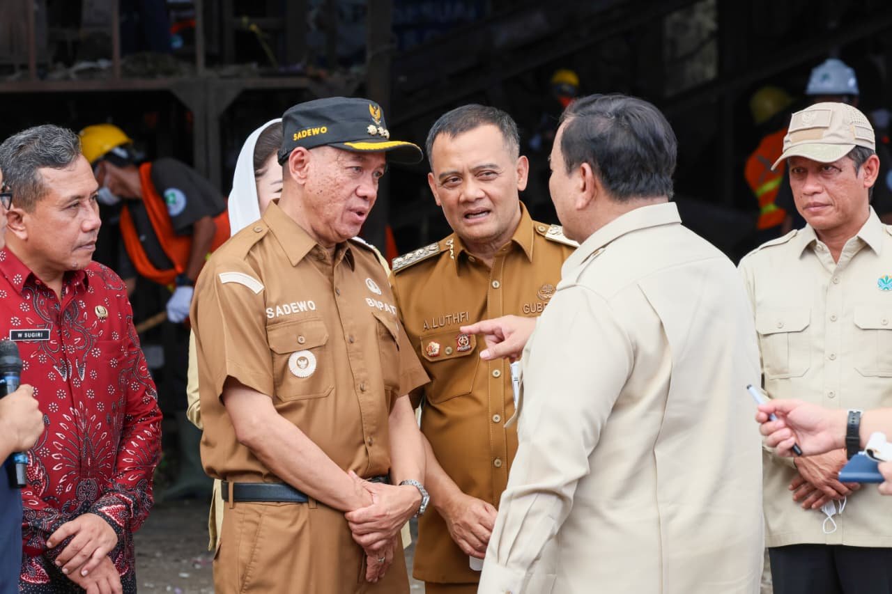 Gubernur Jawa Tengah, Ahmad Luthfi mendampingi Presiden RI, Prabowo Subianto mengunjungi TPST BLE di Desal Kaliori, Banyumas. (dok Pemprov Jateng)