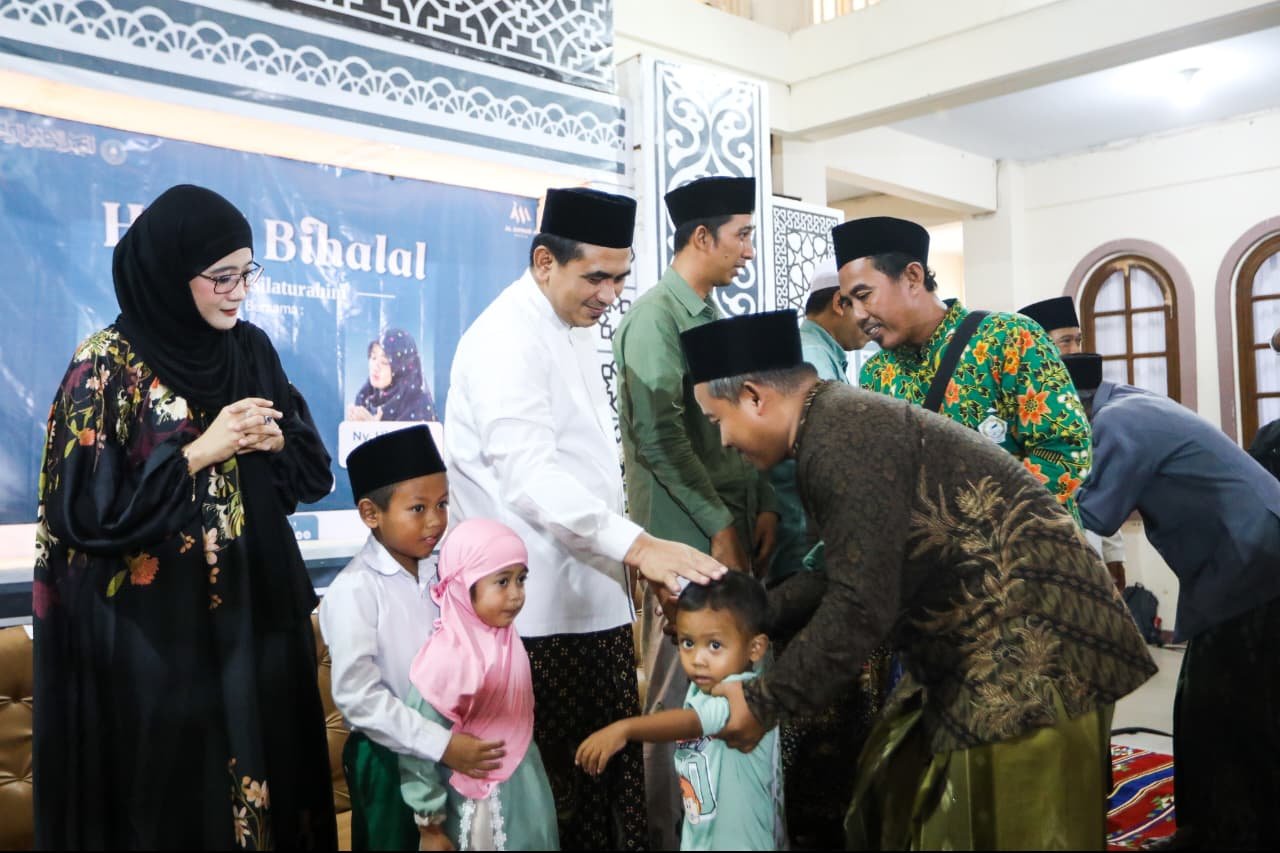 Wakil Gubernur Jawa Tengah, Taj Yasin saat menghadiri Halalbihalal bersama ribuan warga dan santri di Pondok Pesantren Al Anwar 4 Sarang, Rembang. (dok Pemprov Jateng)