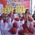 Wali Kota Semarang, Agustina Wilujeng saat edukasi gerakan gemar makan ikan di Tempat Pelelangan Ikan (TPI) Tambaklorok. (dok Pemkot Semarang)