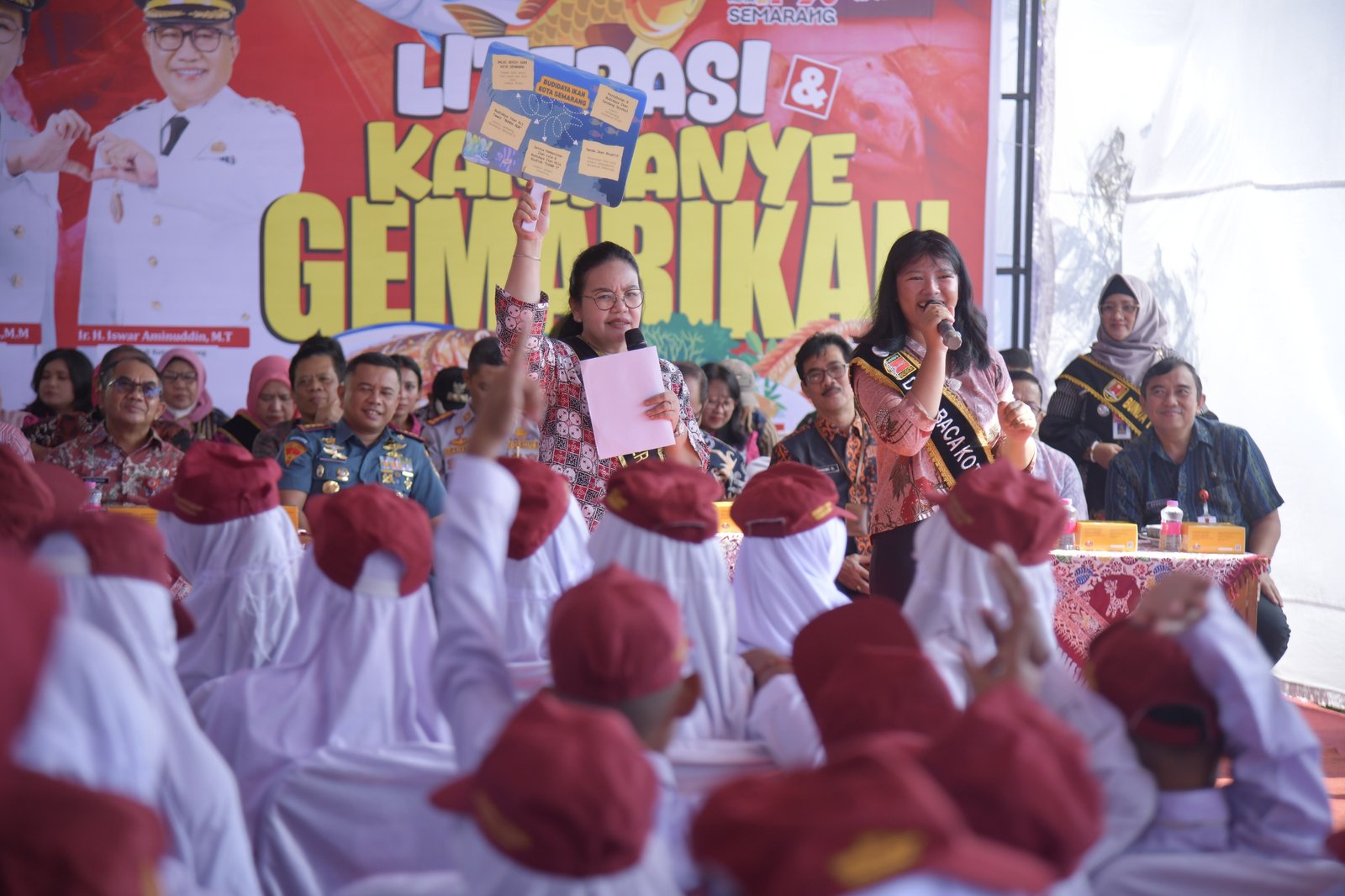 Wali Kota Semarang, Agustina Wilujeng saat edukasi gerakan gemar makan ikan di Tempat Pelelangan Ikan (TPI) Tambaklorok. (dok Pemkot Semarang)