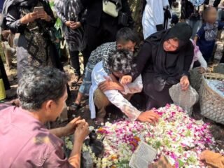 Suasana pemakaman orang tua dari warga binaan Lapas Semarang. (dok Lapas Semarang)