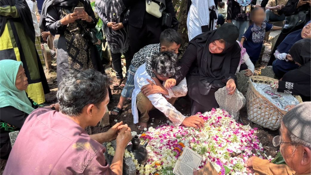 Suasana pemakaman orang tua dari warga binaan Lapas Semarang. (dok Lapas Semarang)