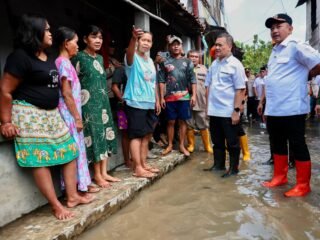 Gubernur Jawa Tengah, Ahmad Luthfi meninjau kawasan terdampak banjir di Dusun Daleman, Desa Ngringo, Kecamatan Jaten, Kabupaten Karanganyar. (dok Pemprov Jateng)