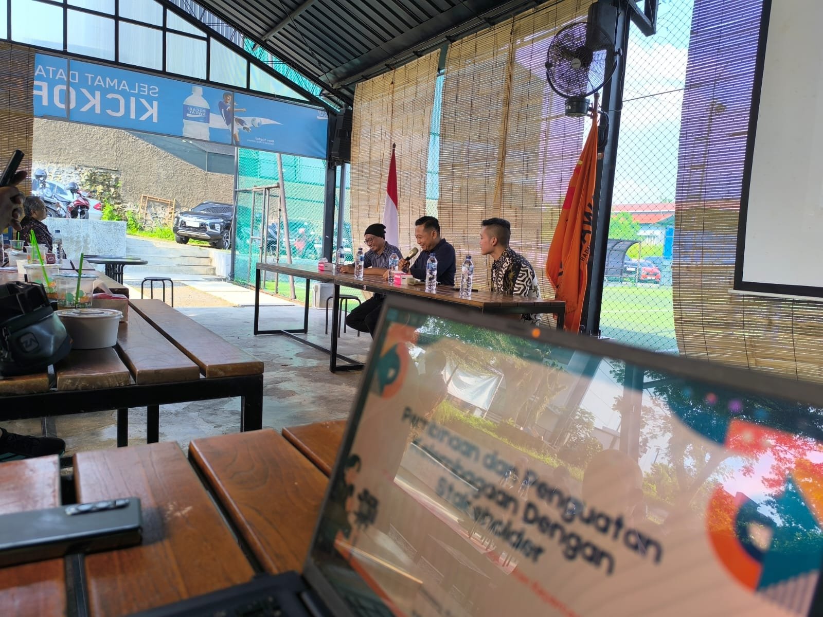 Forum Group Discussion (FGD) Penguatan dan Pembinaan Stakeholder Pemilu yang digelar Jurnalis FC bersama Bawaslu Jawa Tengah di Kick Off Arena. (dok Istimewa)