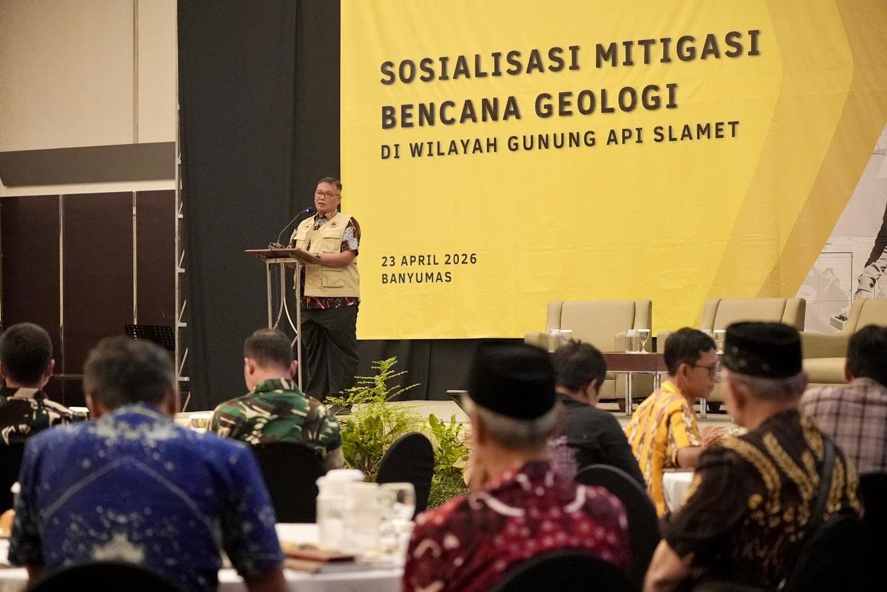 Kepala Pelaksana Harian (Kalakhar) BPBD Jawa Tengah, Bergas Catursasi Penanggungan saat memberikan arahan dalam kegiatan sosialisasi mitigasi bencana geologi gunung api, yang digelar di Banyumas. (dok Pemprov Jateng)