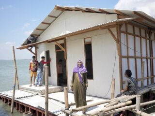 Bertahan di Tengah Rob, Mak Jah Terima Bantuan Rumah Apung dari Pemprov Jateng
