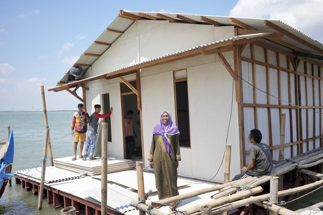 Pasijah atau yang akrab disapa Mak Jah mendapatkan bantuan Rumah Apung dari Pemprov Jateng. (dok Pemprov Jateng)