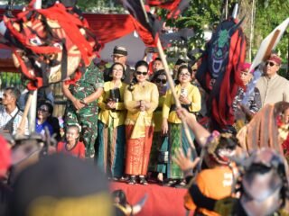 Wali Kota Semarang, Agustina Wilujeng Pramestuti menghadiri Pawai Ogoh-Ogoh di depan Kantor Balaikota. (dok Pemkot Semarang)