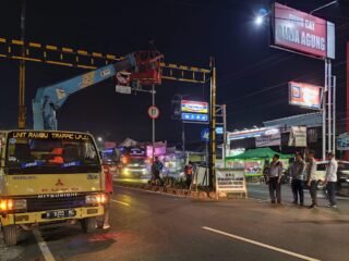 Dishub Kota Semarang pasang portal pembatas untuk Truk Bertonase besar di Kawasan Kedungpane, Ngaliyan. (dok Istimewa)