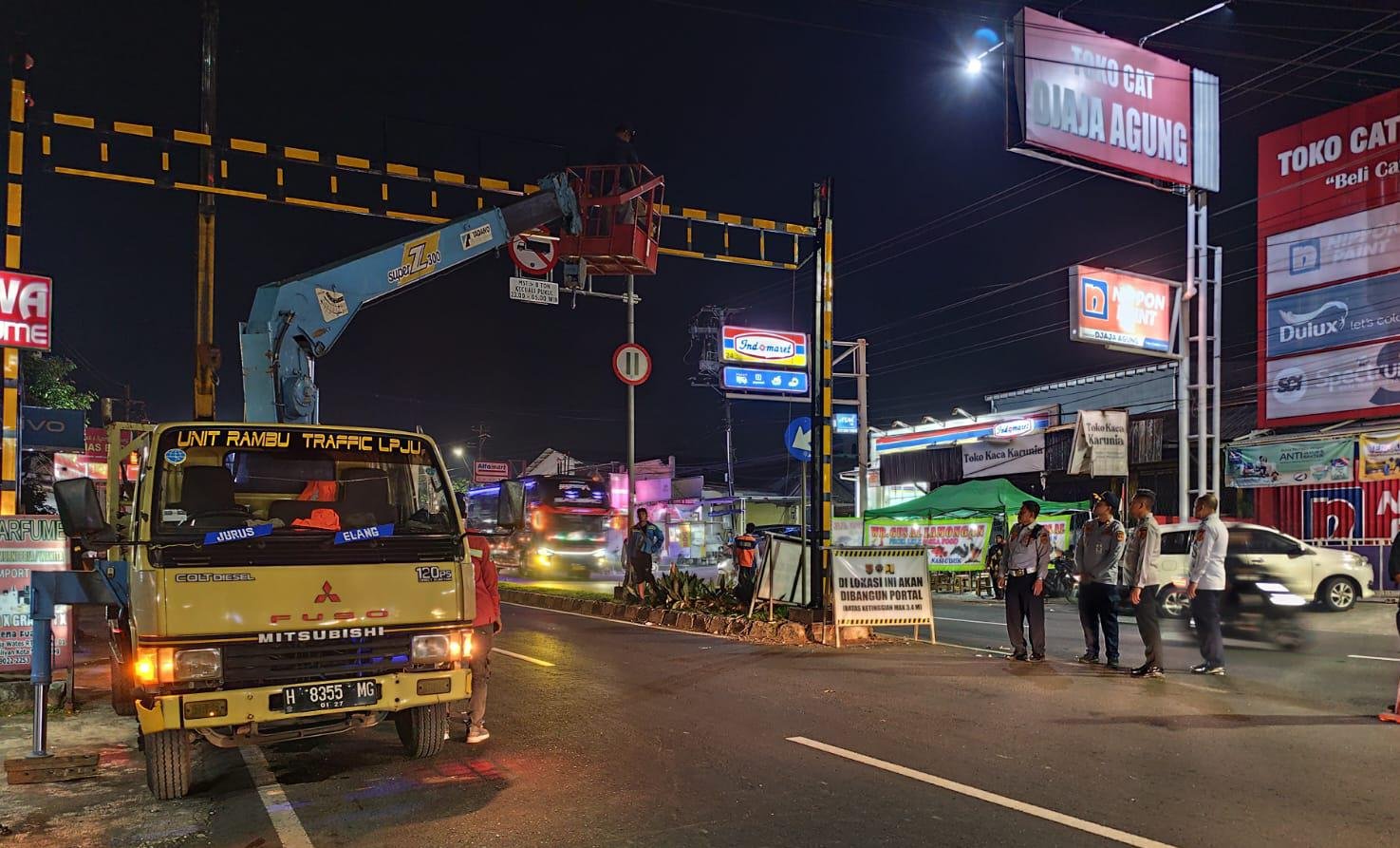 Dishub Kota Semarang pasang portal pembatas untuk Truk Bertonase besar di Kawasan Kedungpane, Ngaliyan. (dok Istimewa)