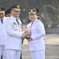Wali Kota Semarang, Agustina Wilujeng Prramestuti menerima penghargaan peringkat Terbaik II Penerapan Standar Pelayanan Minimal (SPM) kategori kota dengan skor 98,49 dalam Upacara Hari Otonomi Daerah di Halaman Kantor Gubernur Jawa. (dok Pemkot Semarang)