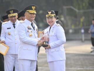 Wali Kota Semarang, Agustina Wilujeng Prramestuti menerima penghargaan peringkat Terbaik II Penerapan Standar Pelayanan Minimal (SPM) kategori kota dengan skor 98,49 dalam Upacara Hari Otonomi Daerah di Halaman Kantor Gubernur Jawa. (dok Pemkot Semarang)