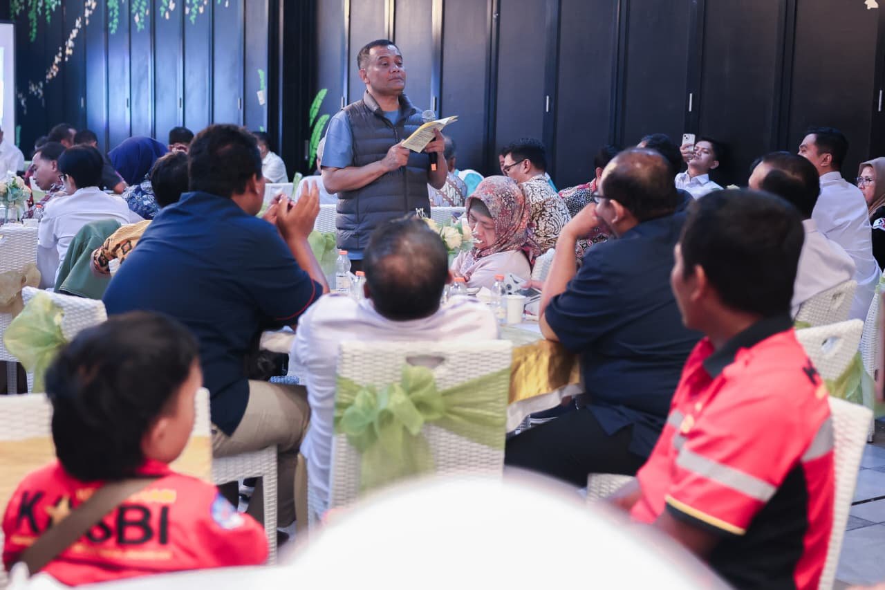 Gubenur Jawa Tengah, Ahamad Luthfi saat silaturahmi dan dialog dengan serikat buruh dan serikat pekerja di Truntum Gama, Kota Semarang. (dok Pemprov Jateng)
