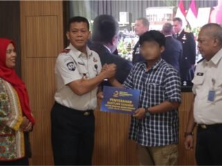 Lapas Semarang salurkan gerobak usaha untuk eks warga binaan. (dok Lapas Semarang)