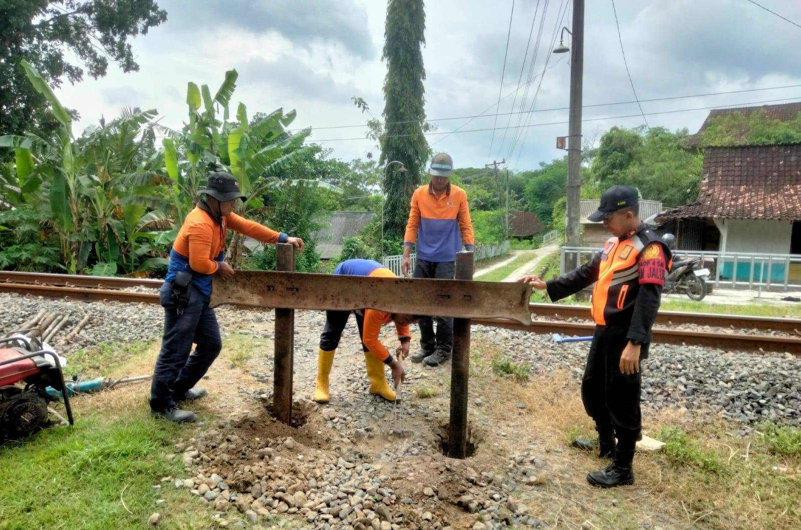 PT Kereta Api Indonesia Daop 4 Semarang tutup 41 perlintasan sebidang tidak dijaga sepanjang periode 2024 hingga 30 April 2026. (dok KAI)