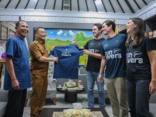 Gubernur Jateng, Ahmad Luthfi saat menerima kunjungan dari Sungai Watch. (dok Pemprov Jateng)