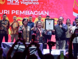 Pemkot Semarang pecahkan rekor MURI dengan membagikan 10.052 lumpia gratis kepada masyarakat di Lapangan Pancasila Simpang Lima. (dok Pemkot Semarang)