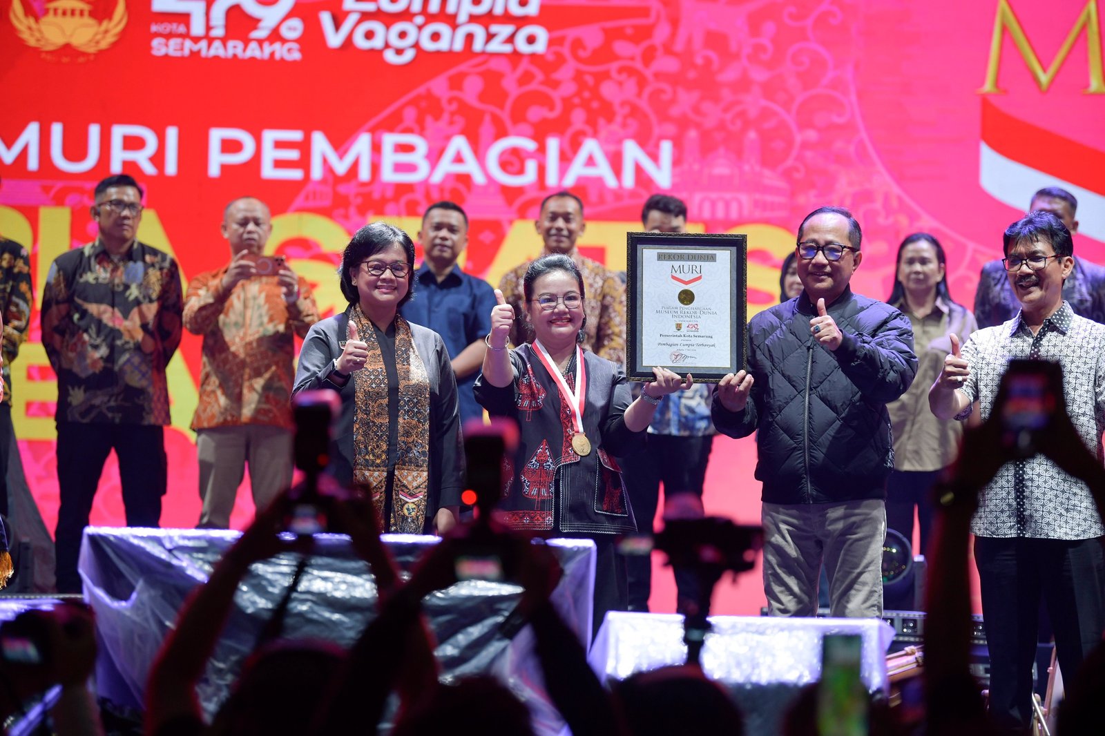 Pemkot Semarang pecahkan rekor MURI dengan membagikan 10.052 lumpia gratis kepada masyarakat di Lapangan Pancasila Simpang Lima. (dok Pemkot Semarang)