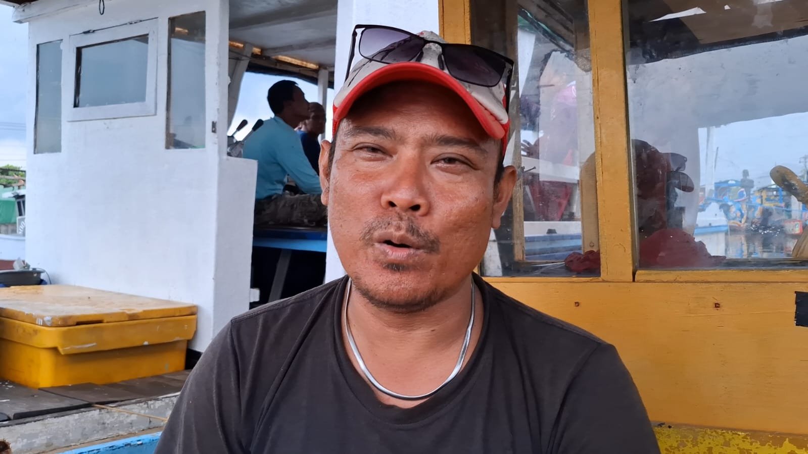 Kenaikan harga dan kelangkaan BBM turut dirasakan nelayan Semarang. (dok Alan Henry)