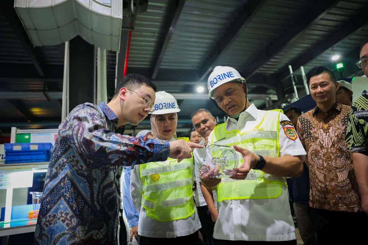 Gubernur Jawa Tengah, Ahmad Luthfi saat meninjau PT Borine Technology Indonesia, Kawasan Ekonomi Kendal (KEK). (dok Pemprov Jateng)