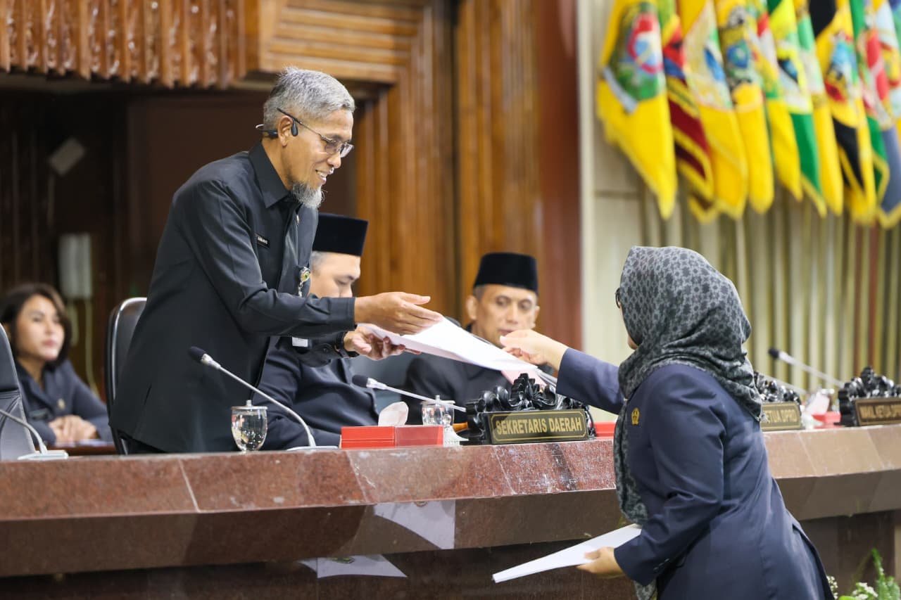 Sumarno saat menghadiri Rapat Paripurna DPRD Jateng, di Gedung Berlian Semarang. (dok Pemprov Jateng)