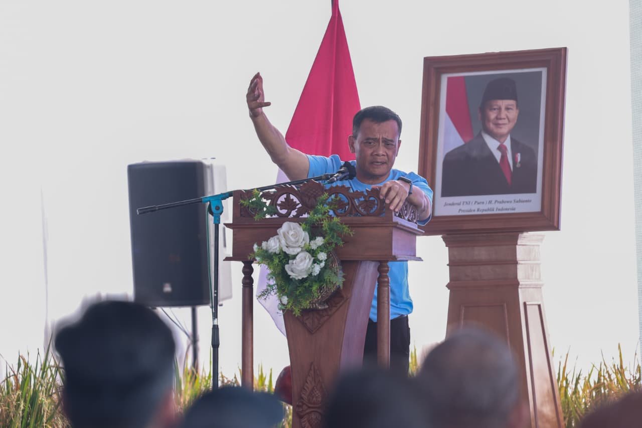 Gubernur Jateng, Ahmad Lutfi memberi pernyataan saat menghadiri kegiatan penanaman pohon untuk konservasi dan reklamasi tambang batu andesit di Desa Kandangan, Kecamatan Bawen, Kabupaten Semarang, Rabu, 13 Mei 2026. (dok Pemprov Jateng)