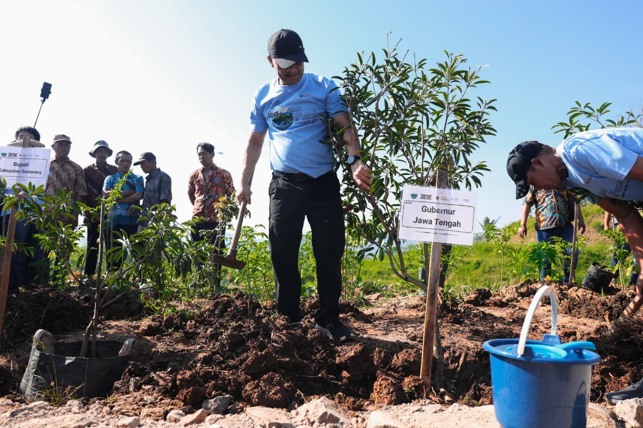 Penanaman pohon yang dilakukan oleh Gubernur Jawa Tengah Ahmad Luthfi, Sekda Jawa Tengah Sumarno, Bupati Semarang Ngesti Nugraha, serta Forkopimda pada Rabu, 13 Mei 2026. (dok Pemprov Jateng)