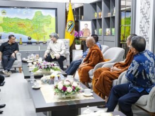 Gubernur Jawa Tengah, Ahmad Luthfi saat menerima audiensi Panitia Waisak Nasional 2026, Karuna Murdaya. (dok Pemprov Jateng)