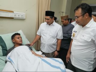 Wakil Gubernur Jawa Tengah, Taj Yasin saat menjenguk korban sekolah roboh di Sragen. (dok Pemprov Jateng)