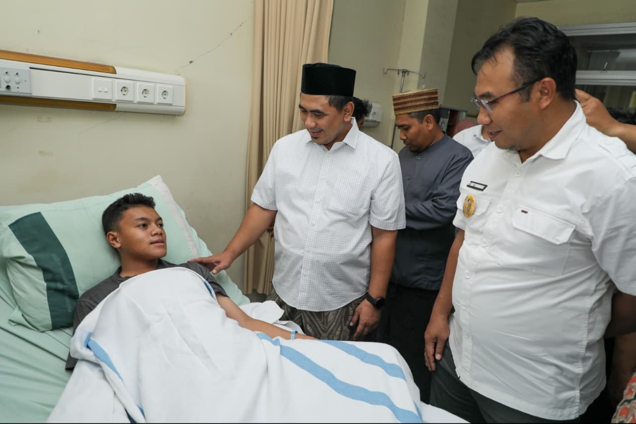 Wakil Gubernur Jawa Tengah, Taj Yasin saat menjenguk korban sekolah roboh di Sragen. (dok Pemprov Jateng)