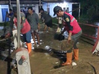 Pemkot semarang lakukan penanganan pasca banjir di wilayah Kecamatan Tugu dan Ngaliyan. (dok Pemkot Semarang)