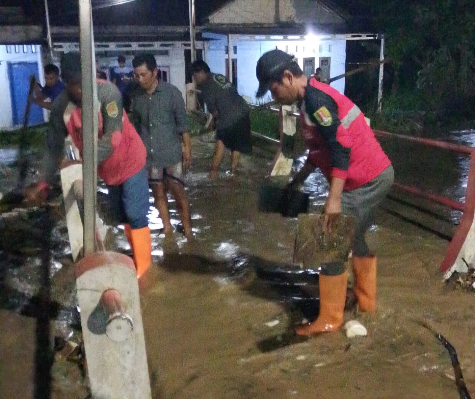 Pemkot semarang lakukan penanganan pasca banjir di wilayah Kecamatan Tugu dan Ngaliyan. (dok Pemkot Semarang)
