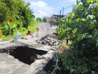 Jembatan di Jalan Honggowongso, Kelurahan Purwoyoso, Kecamatan Ngaliyan, Kota Semarang, ambles pada Jumat (15/5/2026). (dok Alan Henry)