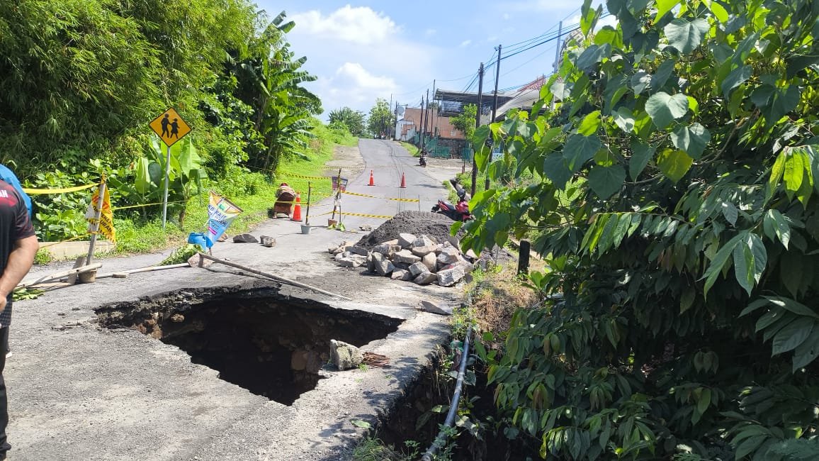 Jembatan di Jalan Honggowongso, Kelurahan Purwoyoso, Kecamatan Ngaliyan, Kota Semarang, ambles pada Jumat (15/5/2026). (dok Alan Henry)