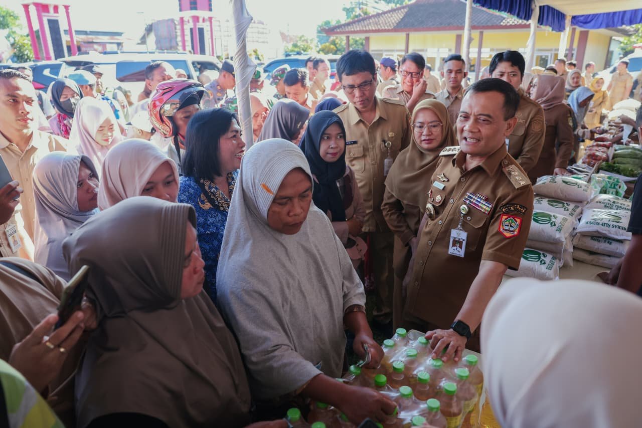 Gubernur Jawa Tengah, Ahmad Luthfi saat menghadiri pelaksanaan GPM di halaman Kantor Desa Gumiwang, Kecamatan Purwanegara, Kabupaten Banjarnegara, Senin, 18 Mei 2026. (dok Pemprov Jateng)