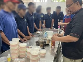 Lembaga Pemasyarakatan (Lapas) Kelas I Semarang kembali menyelenggarakan program pembinaan kemandirian bagi warga binaan melalui pelatihan pembuatan pudding hias bekerja sama dengan Grisella Pudding, Sabtu (16/05/2026). (dok Istimewa)