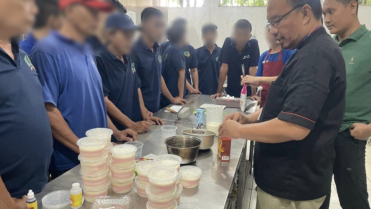 Lembaga Pemasyarakatan (Lapas) Kelas I Semarang kembali menyelenggarakan program pembinaan kemandirian bagi warga binaan melalui pelatihan pembuatan pudding hias bekerja sama dengan Grisella Pudding, Sabtu (16/05/2026). (dok Istimewa)