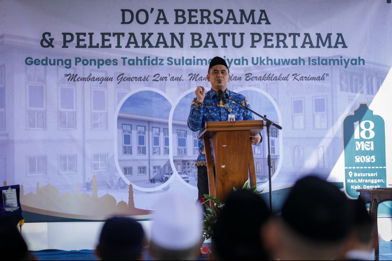 Wakil Gubernur Jawa Tengah, Taj Yasin saat menghadiri acara peletakan batu pertama pembangunan Gedung Pesantren Tahfidz Sulaimaniyah Ukhuwah Islamiyah di Batusari, Kecamatan Mranggen, Kabupaten Demak, Senin, 18 Mei 2026. (dok Pemprov Jateng)