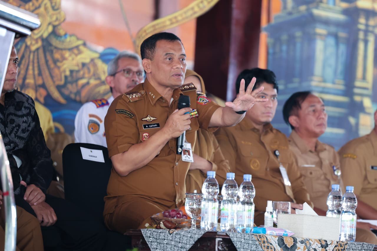 Gubernur Jawa Tengah, Ahmad Luthfi saat menghadiri acara Rembug Pembangunan Jawa Tengah 2026 wilayah Banyumas Raya yang berlangsung di Pendopo Kabupaten Banjarnegara, Senin, 18 Mei 2026. (dok Pemprov Jateng)
