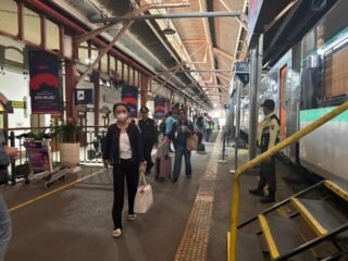 Lonjakan mobilitas masyarakat yang menggunakan transportasi kereta api selama masa libur panjang Kenaikan Yesus Kristus 2026. (dok KAI)