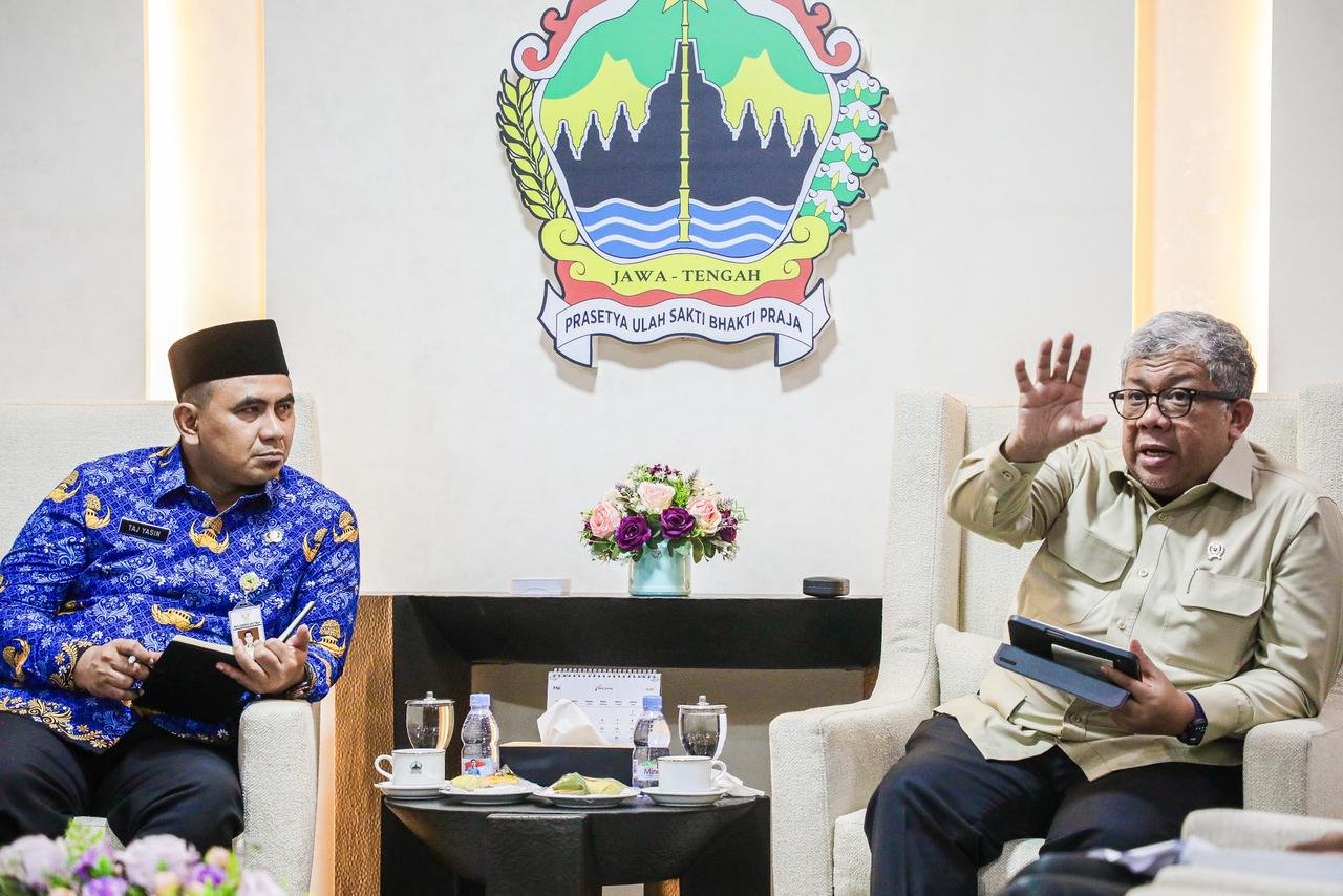 Wakil Gubernur Jawa Tengah, Taj Yasin bersama dengan Wakil Menteri Perumahan dan Kawasan Permukiman (PKP), Fahri Hamzah. (dok Pemprov Jateng)
